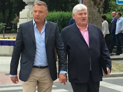 El alcalde de Palas, Pablo Taboada, y su antecesor y número dos, Fernando Pensado, a su llegada al juicio.