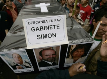 Manifestantes piden la dimisión de ministros con un ataúd de cartón en la jornada de protesta del miércoles.
