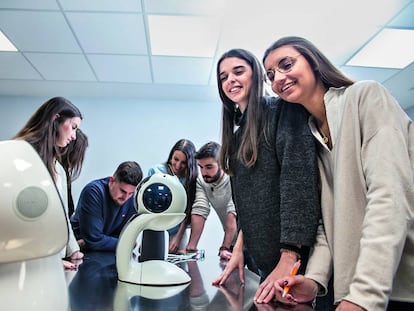 En la imagen, alumnos en ESIC Tech, un nuevo espacio para acercarlos a la robótica y otras tecnologías.