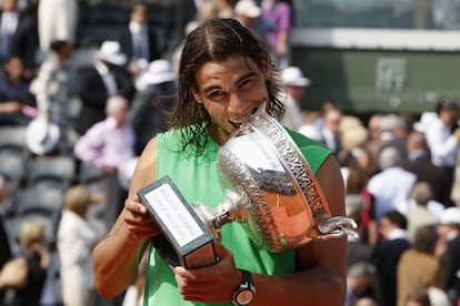 Rafael Nadal morde o troféu após sair campeão do torneio Roland Garros 2008, disputado em Paris, por quarta vez consecutiva, depois de derrotar Roger Federer por 6-1, 6-3, 6-0.