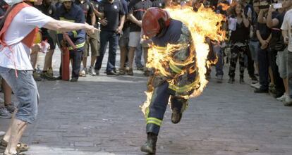 Un bombero se prende fuego como protesta en Sevilla.