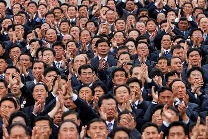 Funcionarios del Partido de los Trabajadores (PTC) aplauden durante el desfile en la capital coreana.