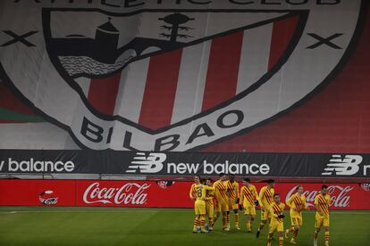 En San Mamés vacío, los jugadores del Barcelona celebran el tercer gol ante el Athletic.