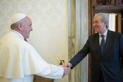 El Papa saluda al exauditor general del Vaticano, Libero Milone, en 2016.