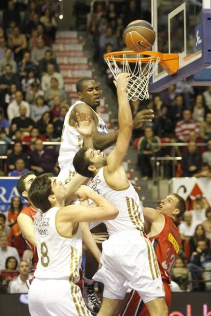 Ibaka y Felipe Reyes luchan por un rebote.