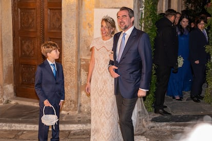 Sorties du mariage grecque orthodoxe du prince Nikolaos de Grèce et sa fiancée Chrysí Vardinogiánnis en la Sainte Église de Saint-Nicolas Ragavas à Athènesrecque orthodoxe du prince Nikolaos de Grèce et sa fiancée Chrysí Vardinogiánnis en la Sainte É