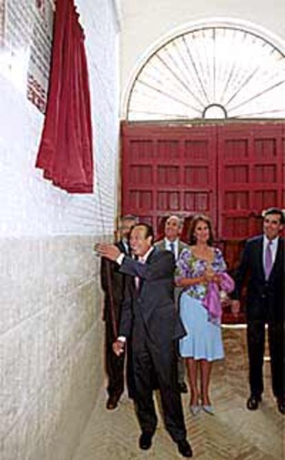 El diestro Curro Romero descubrió ayer un azulejo que conmemora las 44 temporadas que ha toreado en la plaza de la Real Maestranza de Sevilla.