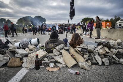 Cerca de 400 manifestantes de Tsunami Democràtic seguían tras unas 15 horas, en el asfalto de la AP-7, antes del desalojo de los antidisturbios.