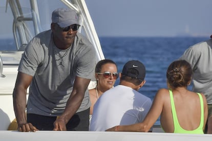 Michael Jordan se encuentra recorriendo el Mediterráneo en un yate de lujo y ha llegado a Ibiza con su esposa, Yvette, y unos amigos. El que fuera una de las estrellas de la NBA no pasó desapercibido entre la gente, que se acercó a saludarle.