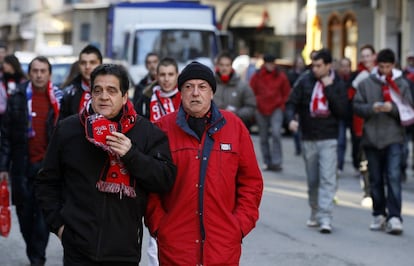 Dos aficionados del Mirands se aproximan a San Mams por una cntrica calle de Bilbao.