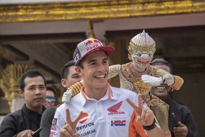 Marc Márquez posa para sus fans en Tailandia.