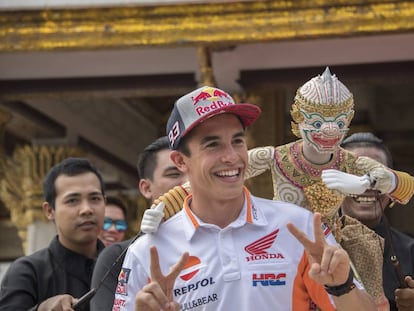 Marc Márquez posa para sus fans en Tailandia.