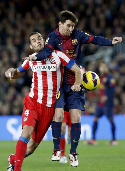 Leo Messi pelea un balón con el centrocampista del Atlético de Madrid Mario Suárez.