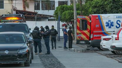 Miembros de la policía municipal de Celaya acuden al sitio donde dos paramédicos fueron asesinados, en Celaya, Guanajuato, este 22 de abril.