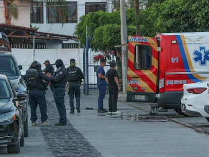 Miembros de la policía municipal de Celaya acuden al sitio donde dos paramédicos fueron asesinados, en Celaya, Guanajuato, este 22 de abril.