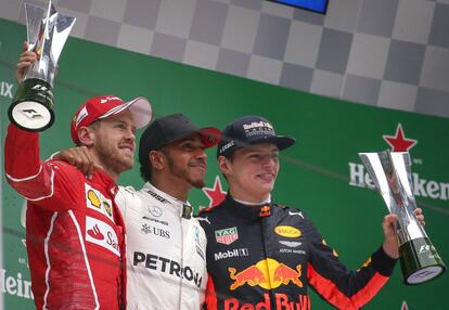 Lewis Hamilton (c) posa con el segundo clasificado Vettel (izquierda) y el tercer clasificado Verstappen.
