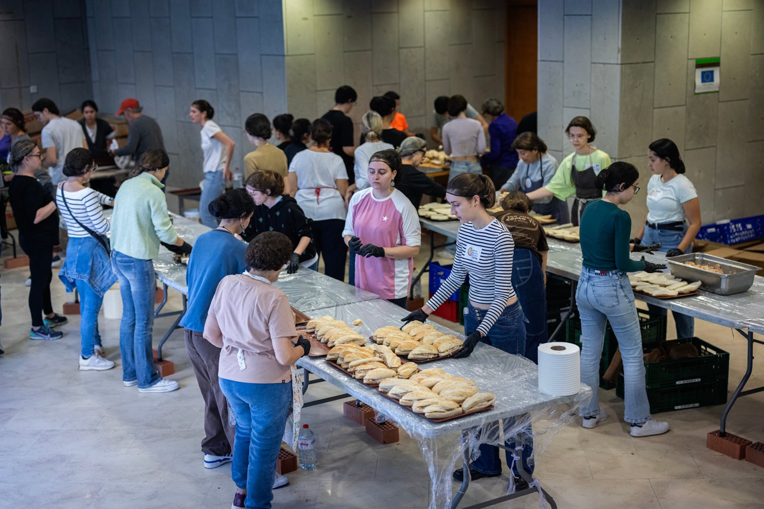 Mucho más que José Andrés en WCK: decenas de cocineros y cientos de voluntarios, como Rosalía, reparten comida caliente a los afectados por la dana