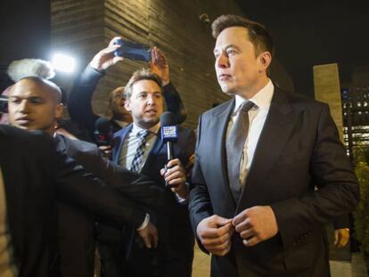 Elon Musk sale de los juzgados federales de Los Ángeles, el martes por la noche.