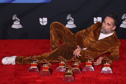 Jorge Drexler, que acudió a la gala con traje de terciopelo y zapatillas blancas, fue el gran ganador de la noche con siete Grammys.