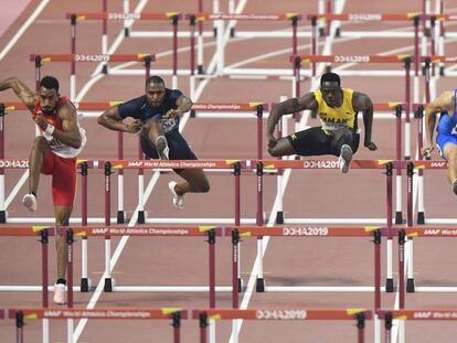 Orlando Ortega, primero por la izquierda, en su serie de 110m vallas.