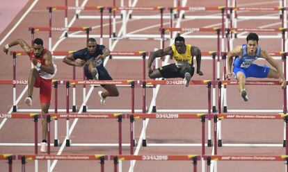 Orlando Ortega, primero por la izquierda, en su serie de 110m vallas.