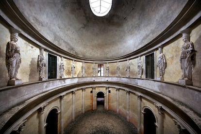 Palazzo Athena (Lombardy, Italy). Acquired in the early 20th century by Silvio Strumia, a prominent entrepreneur in the silk industry, Palazzo Athena is a vast neoclassical mansion. According to the photographer, Robin Brinaert, the mansion is built around a grand elliptical hall spanning two levels, crowned by a dome with a skylight. "The dome, adorned with white stucco caryatids, is supported by 16 Corinthian columns. Each column bears the insignia of a craft or profession," Brinaert notes. “Could this be a subtle tribute to the workers the industrialist employed between 1920 and 1950?”
The mansion's gardens once housed a spinning mill, recognizable by its tall chimney, which employed many local women. The mill was destroyed by fire in 1992, just a few years after its closure.