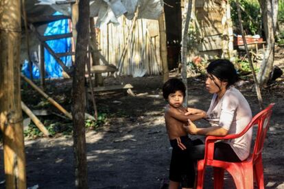 La forma de vida de la comunidad es humilde y rica al mismo tiempo. Tienen todo lo que necesitan: aire puro, plantaciones, una casa de reza, una escuela para los niños... No obstante, las huellas de una difícil supervivencia se manifiestan en sus rostros y ropas.