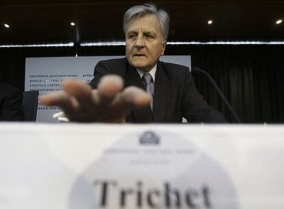Jean-Claude Trichet se dirige a la prensa durante su comparecencia en Francfort.