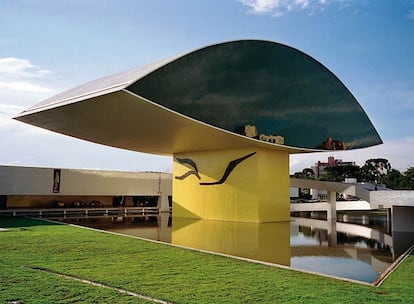 El Nuevo Museo Oscar Niemeyer, que fue inaugurado en 2002 en Curitiba (Brasil)