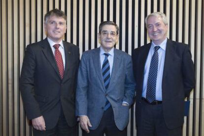 De izquierda a derecha, el presidente de Kutxa, Xavier Iturbe; el de BBK, Mario Fernández, y el de Caja Vital, Carlos Zapatero, en un encuentro el pasado enero en Bilbao.