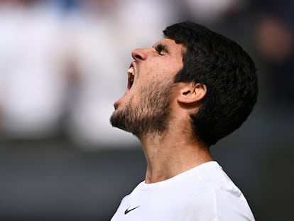 Carlos Alcaraz celebra un punto durante la final del domingo contra Djokovic en Wimbledon.