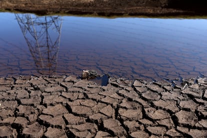 La tierra se agrieta por los bajos niveles de agua en el embalse de Baitings, en Ripponden (el Reino Unido). La imagen está tomada el miércoles.