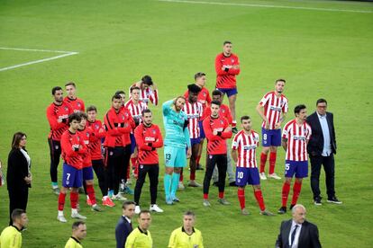 Los jugadores del Atlético de Madrid, tras su derrota ante el Real Madrid en la final de la Supercopa de España.