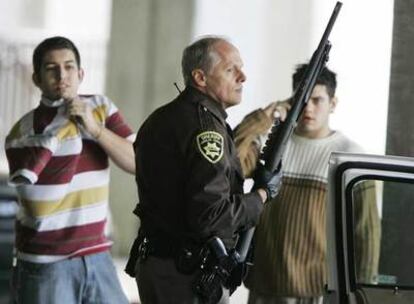 Un policía custodia el aparcamiento del centro comercial de Omaha donde el miércoles se produjo el tiroteo.