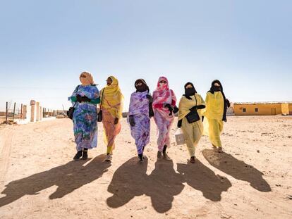 Al salir de clase, un grupo de estudiantes de la academia de formación profesional para mujeres Afad, pasea por la wilaya.