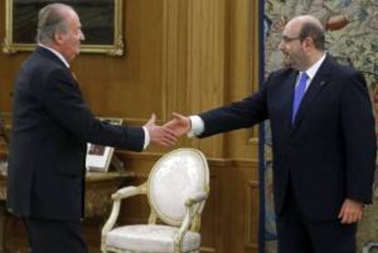 El rey Juan Carlos saluda al presidente de la Central Sindical Independiente y de Funcionarios (CSI-F), Miguel Borra (d), a quien ha recibido en audiencia esta tarde en el Palacio de la Zarzuela.