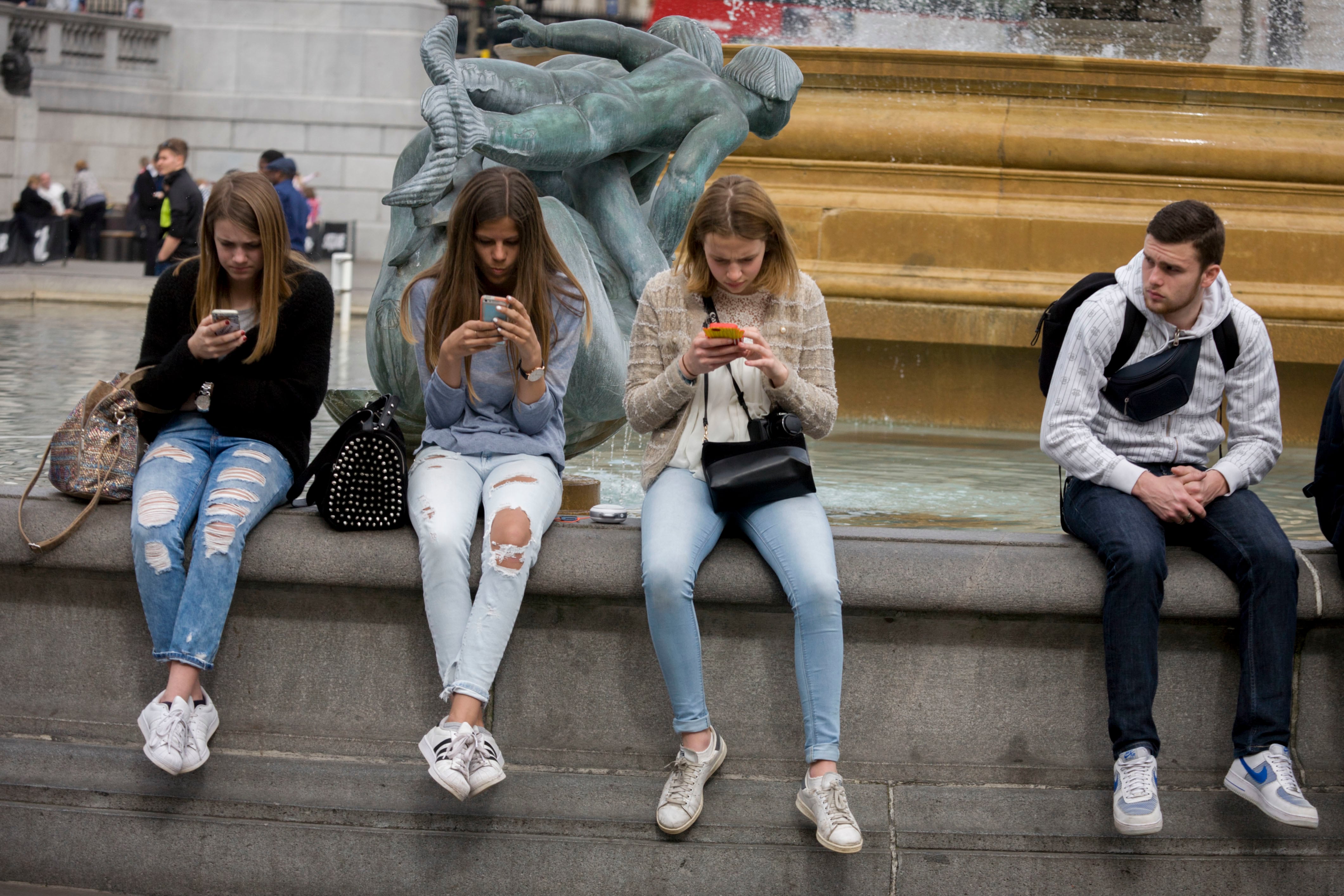Alerta: Jóvenes Españoles Confían Secretos a IA, Urge Reforzar Salud Mental Pública