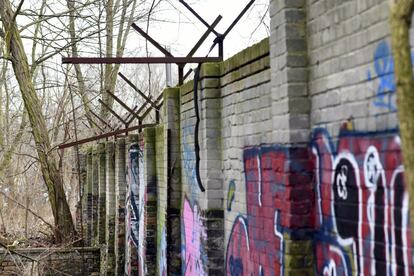 Parte do muro de Berlim em um bosque da cidade (Alemanha), em 24 de janeiro de 2018.