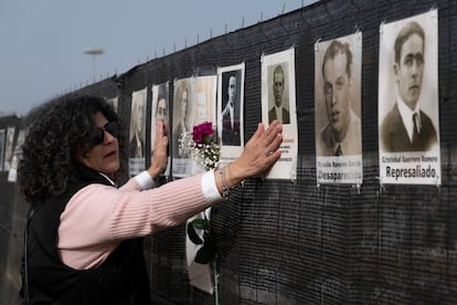 Una familiar de un represaliado del franquismo durante el acto oficial de cierre de la fosa de Pico Reja, en el cementerio de San Fernando de Sevilla.