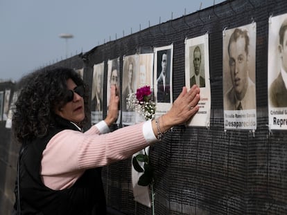 Una familiar de un represaliado del franquismo durante el acto oficial de cierre de la fosa de Pico Reja, en el cementerio de San Fernando de Sevilla.