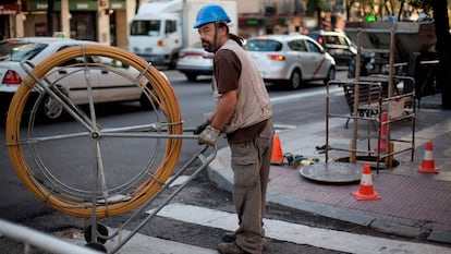 Imagen de un trabajador instalando cables de fibra &oacute;ptica.