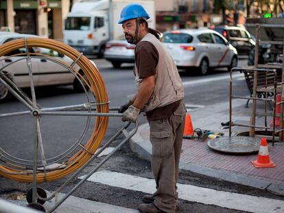 Imagen de un trabajador instalando cables de fibra &oacute;ptica.