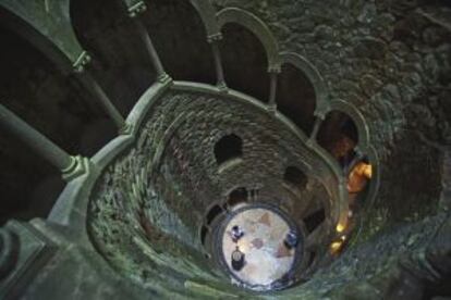 Patio interior rodeado de una escalera en espiral en la Quinta de Regaleira, en Sintra (Portugal).