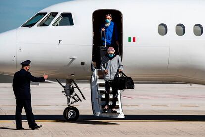 Los últimos rehenes liberados en Malí, los italianos Nicola Chiacchio y Pier Luigi Maccalli, a su llegada al aeropuerto de Ciampino en Roma este viernes.