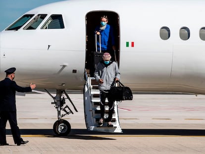Los últimos rehenes liberados en Malí, los italianos Nicola Chiacchio y Pier Luigi Maccalli, a su llegada al aeropuerto de Ciampino en Roma este viernes.
