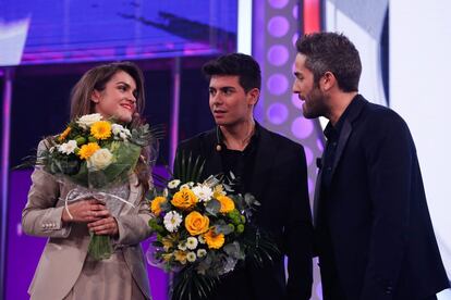 <p><strong>¿Quién dijo la frase?</strong> Todos los presentadores del programa 'Operación Triunfo': Carlos Lozano, Jesús Vázquez, Pilar Rubio y Roberto Leal.<br /><strong>¿Dónde la oímos por primera vez?</strong> En otoño de 2001, cuando el formato llegó a la televisión pública y se convirtió en un auténtico fenómeno de masas. Carlos Lozano se lo decía a los concursantes que eran salvados cada semana por el jurado. "Cruzar la pasarela" significaba pasar del peligro a la seguridad tras haber superado la ronda de nominaciones. <br /><strong>¿Por qué se nos ha quedado pegada?</strong> Porque el programa reunió audiencias millonarias en su primera emisión, que pese a no mantenerse en sucesivas entregas siempre convocó a un público fiel. Este año (con Amaia y Alfred, en la imagen con el presentador Roberto Leal) el formato ha renacido y la frase alcanza a una nueva generación que estaba naciendo cuando se emitió por primera vez. <br /><strong>¿En qué circunstancias podemos usarla?</strong> Precisamente en las de triunfo, para anunciar a alguien una victoria. "A ti no te toca recoger la mesa hoy, ¡cruza la pasarela!".</p>