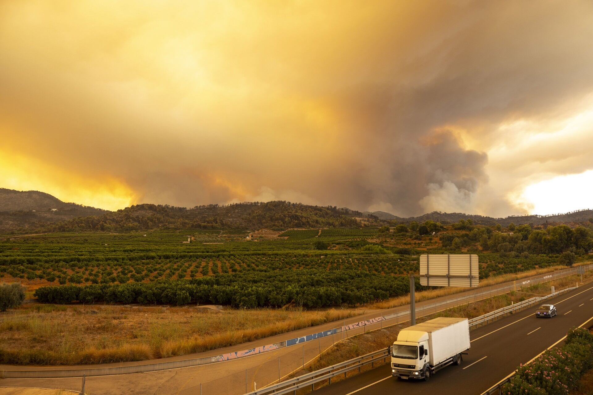 El incendio visto entre Artana y Vilavella, el domigo por la tarde.