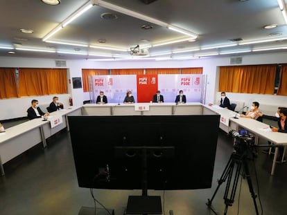 El presidente y secretario general del PSPV, Ximo Puig, con otros cargos socialistas del municipalismo en su encuentro hoy en Alicante.