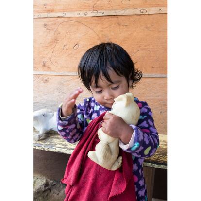 Uno de sus juguetes favoritos es el trapo de cocina de su madre, que enrolla y abraza como si fuera una muñeca.