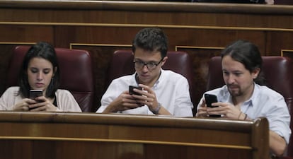 Pablo Iglesias, &Iacute;&ntilde;igo Errej&oacute;n  e Irene Montero durante la segunda jornada del debate de investidura.